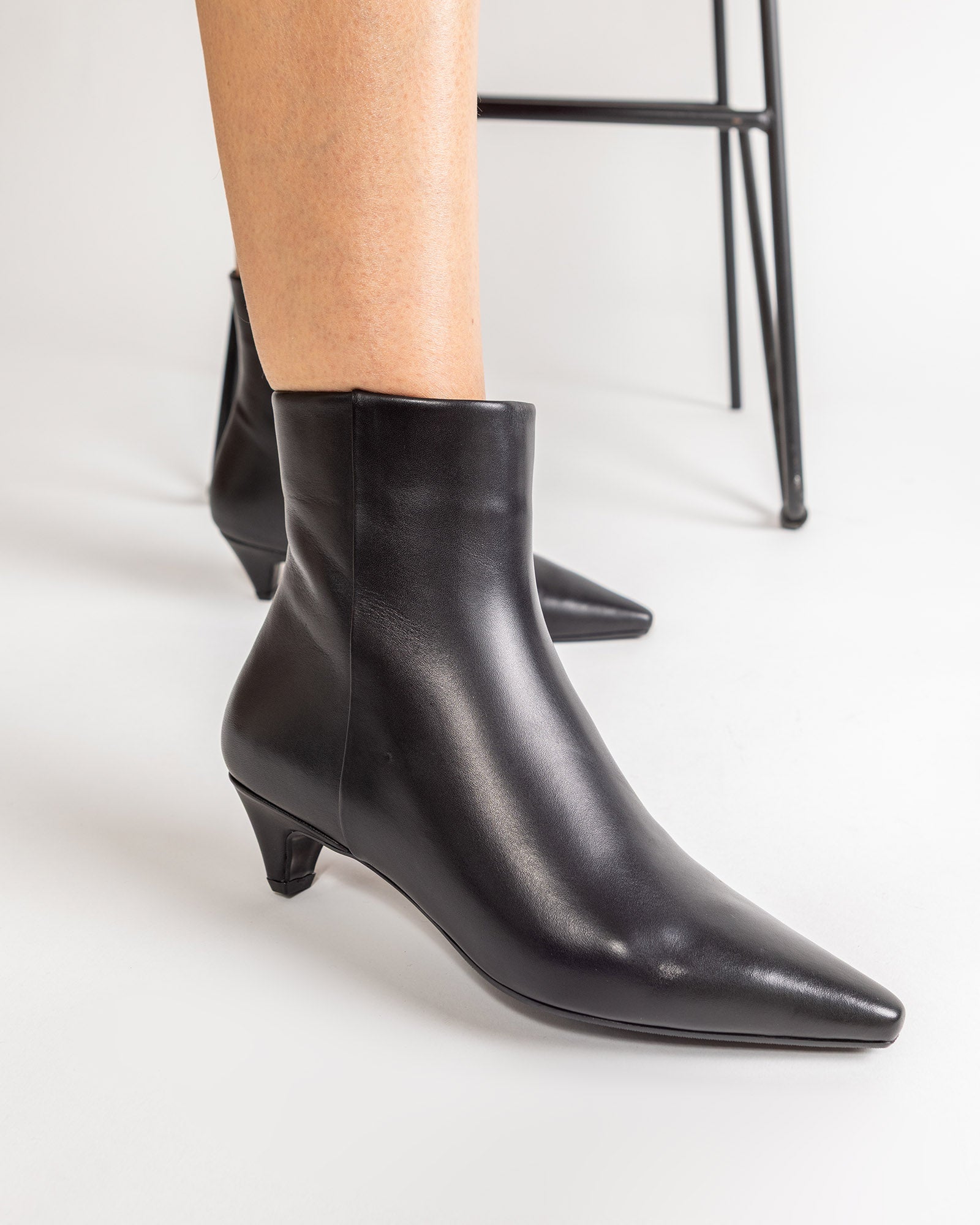 Ghete Elegante din Piele Neagra – Toc Kitten & Varf Ascutit