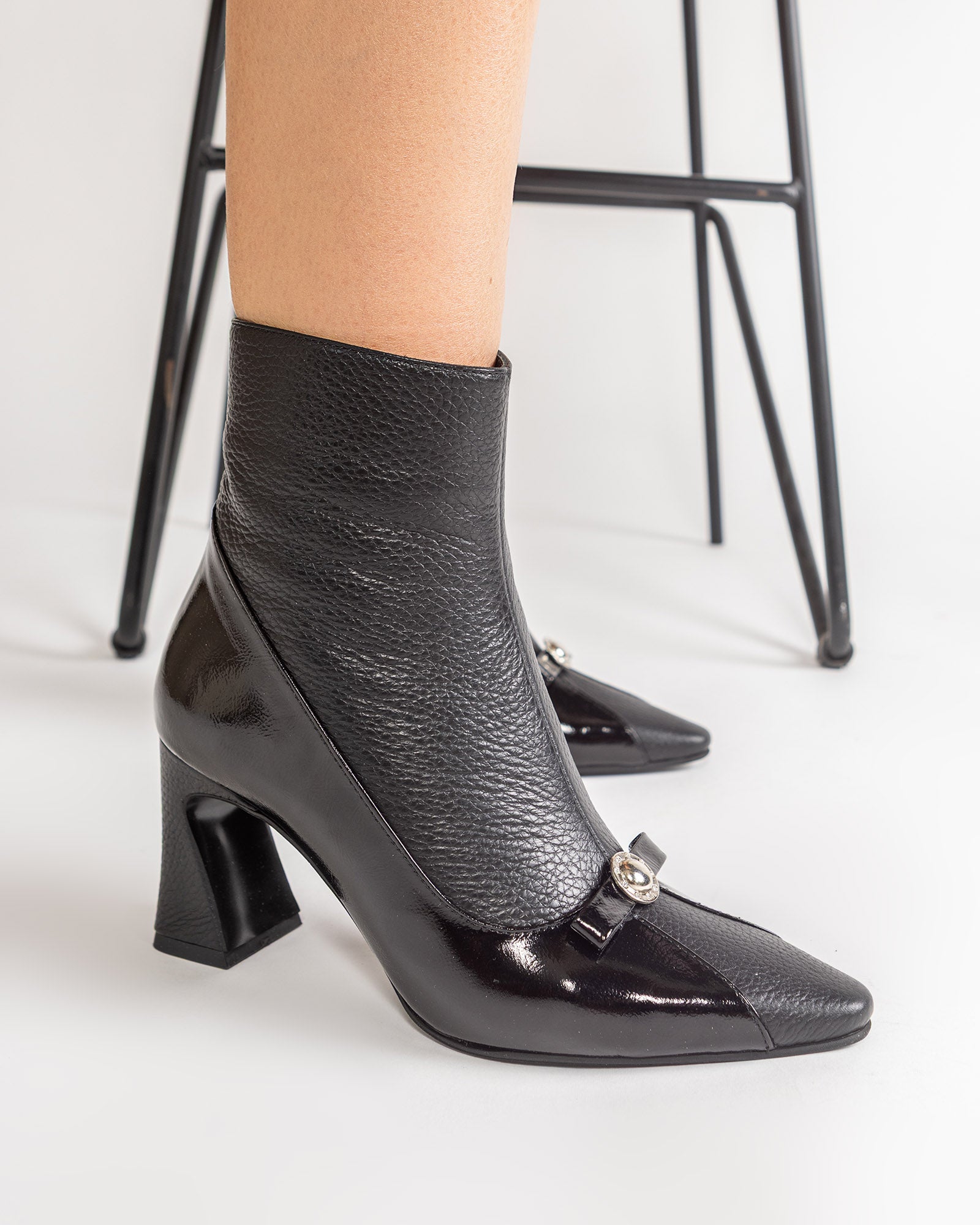 Ghete Elegante Ankle Boots din Piele Neagra cu Toc Geometric si Detaliu Bijuterie