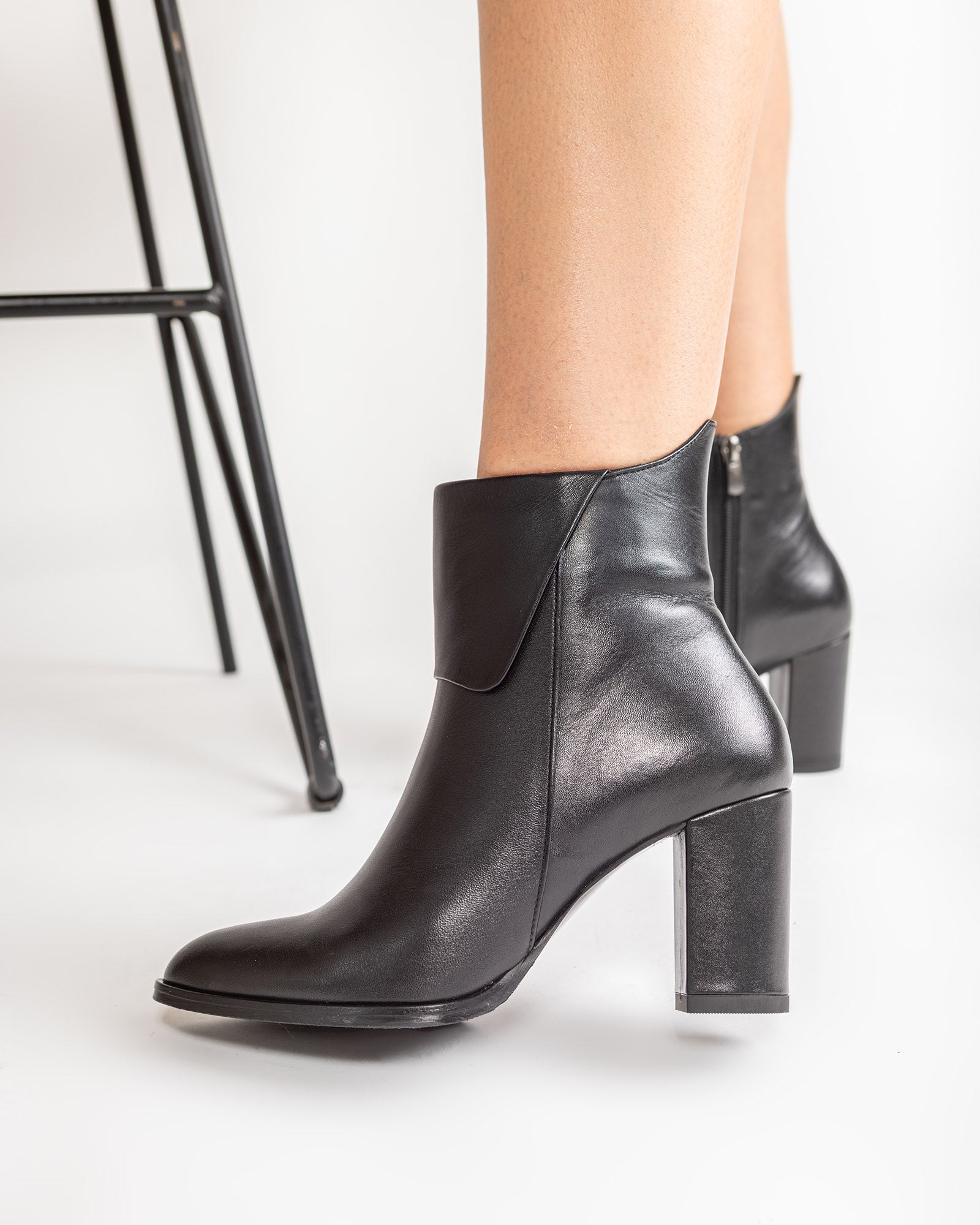 Ghete Dama Chic Elegance Negre cu Design Asimetric