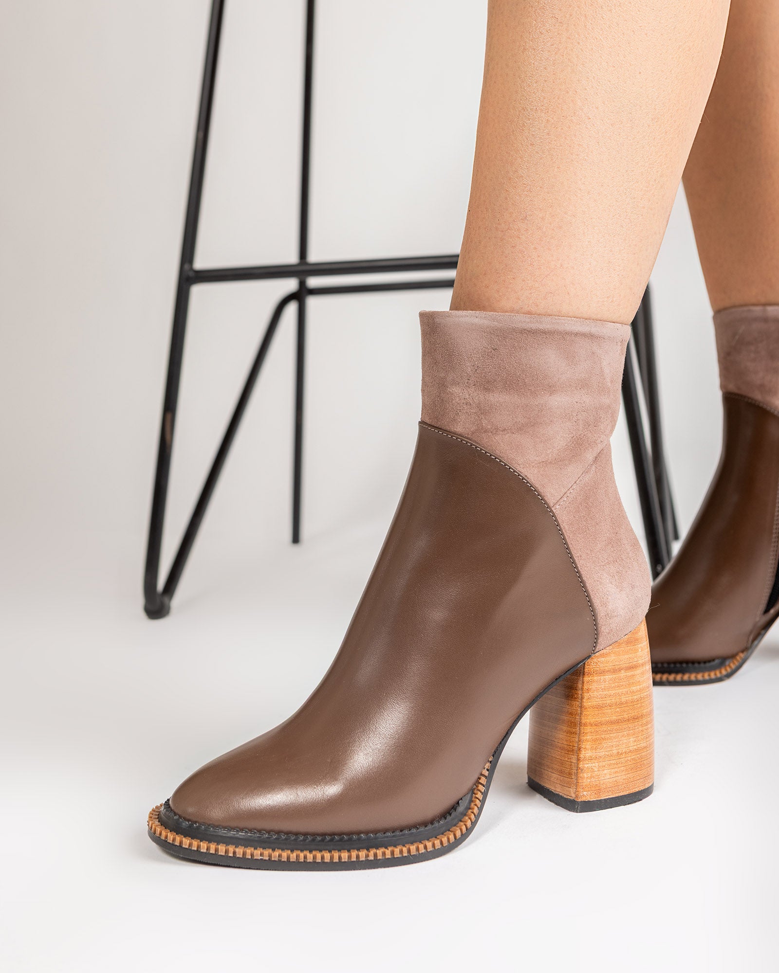 Ghete Piele Urban Chic Taupe cu Toc Cub Din Lemn