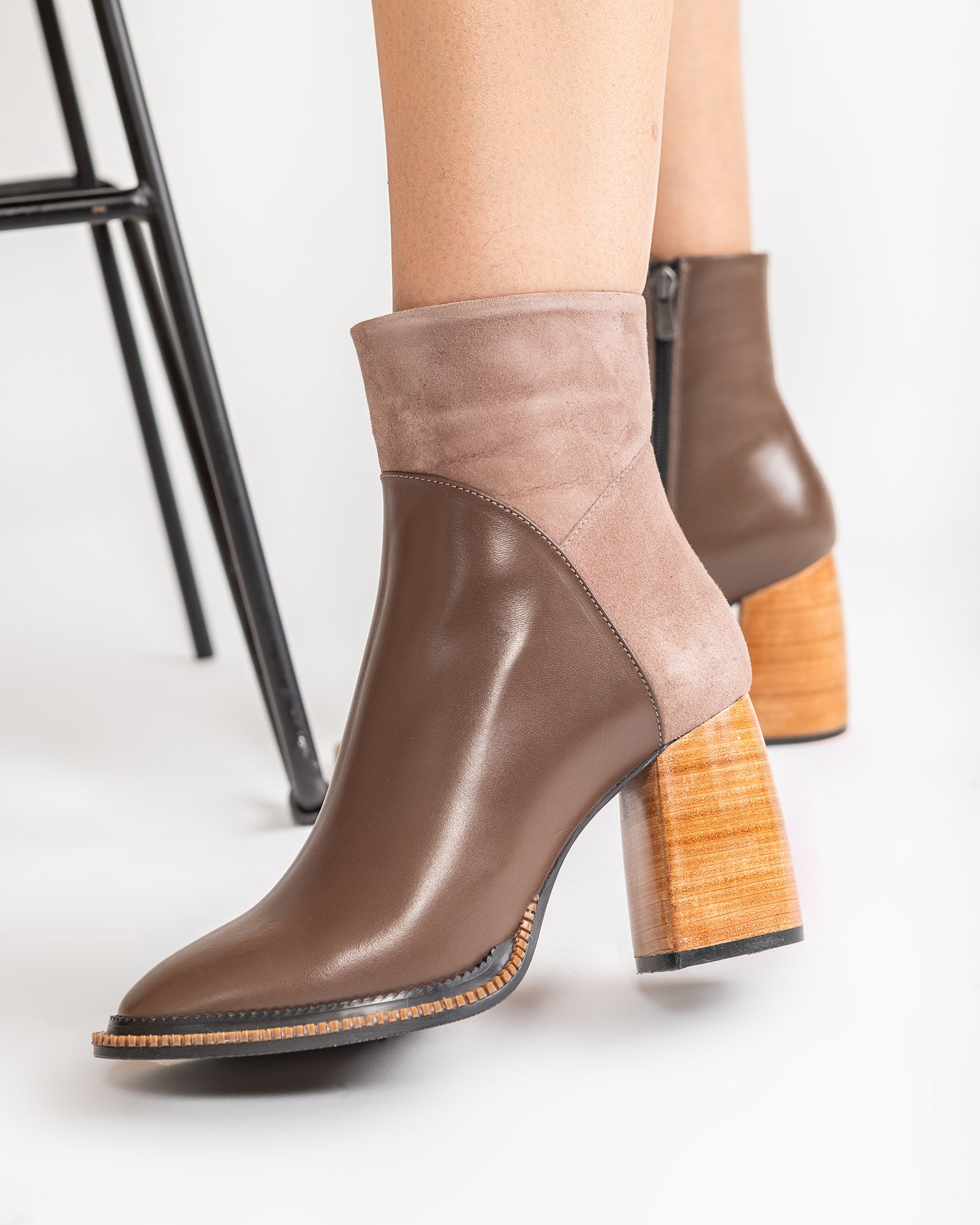 Ghete Piele Urban Chic Taupe cu Toc Cub Din Lemn