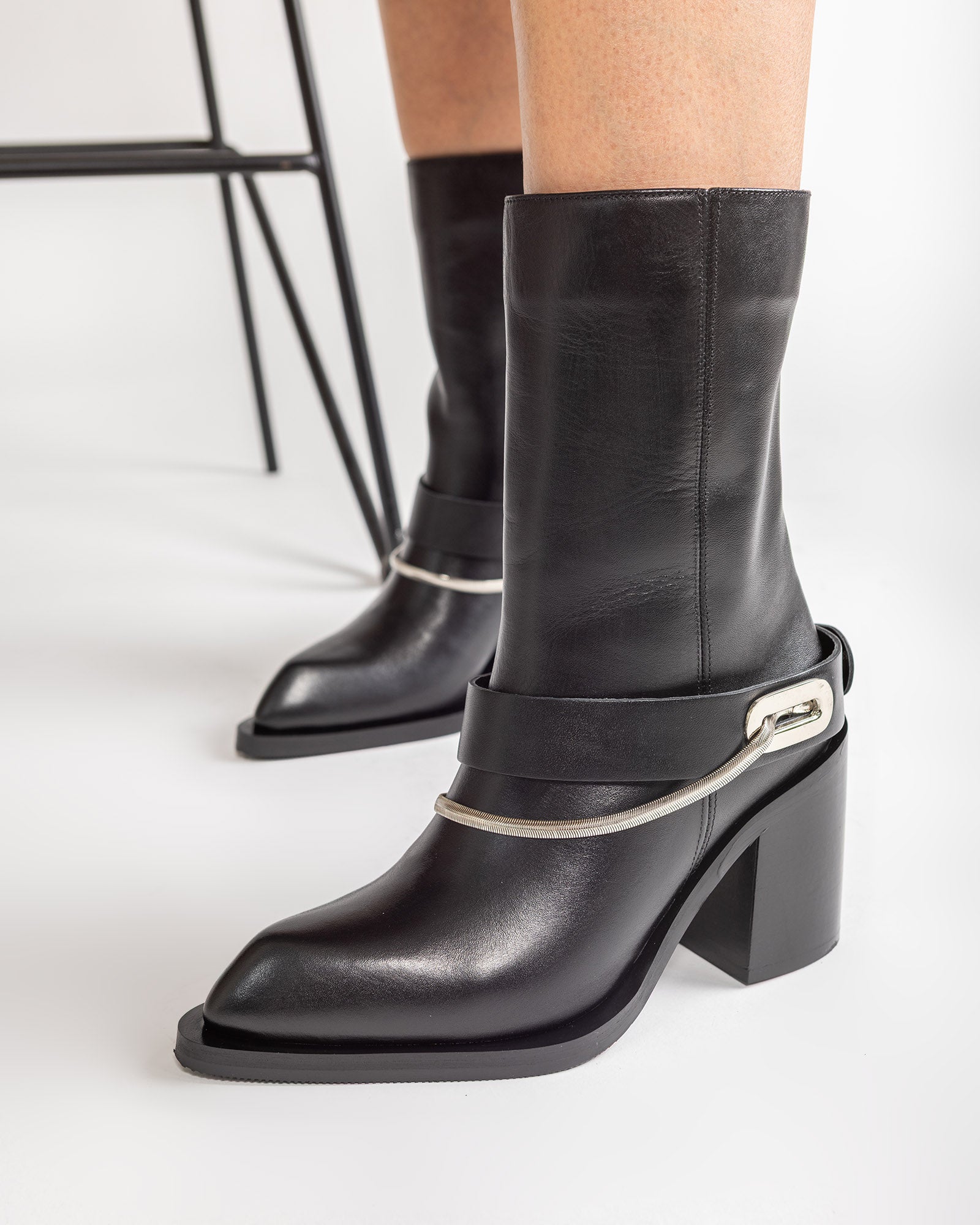 Ciocate Din Piele Neagra Cu Toc Block si Lant Decorativ - Moja Renegade