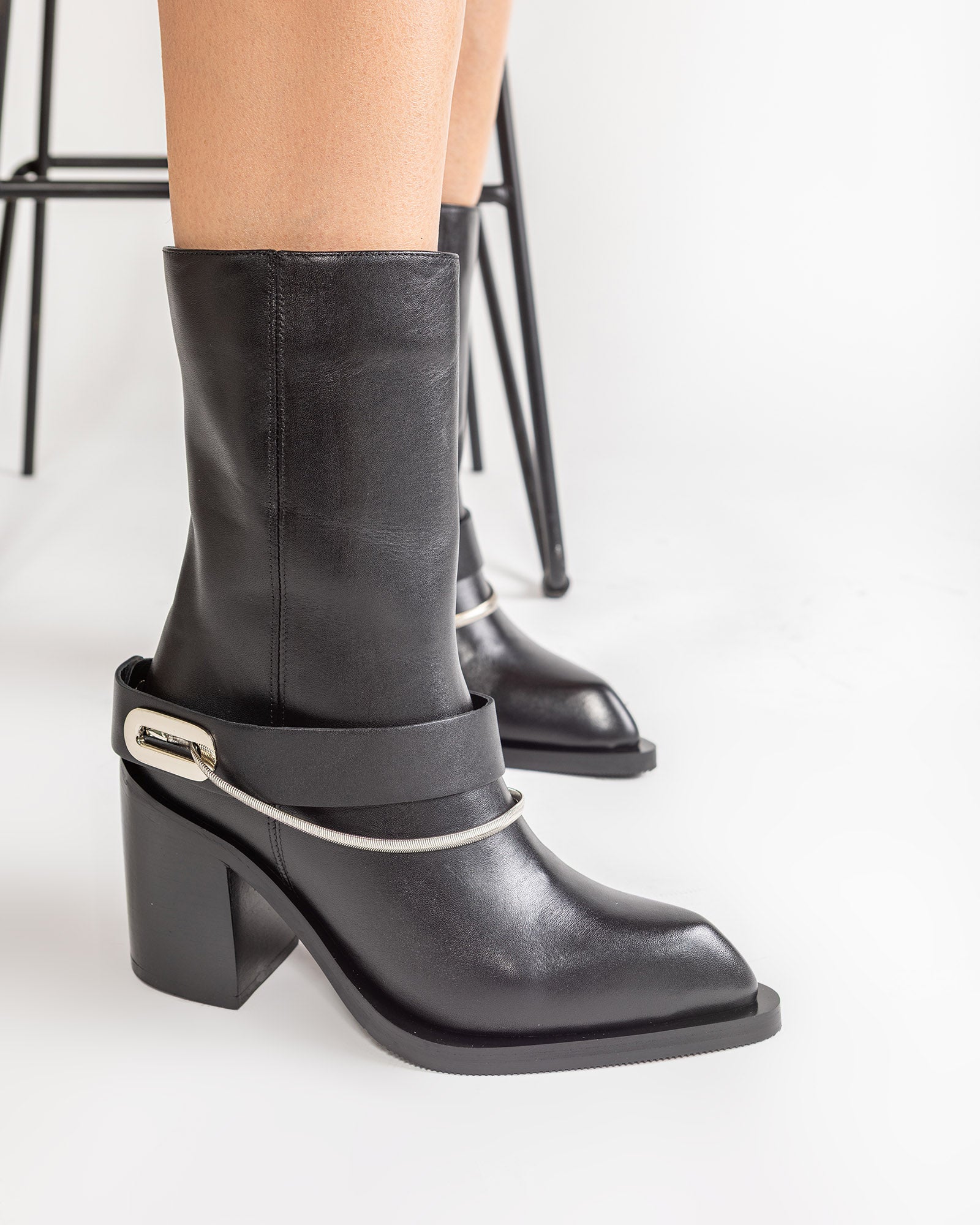 Ciocate Din Piele Neagra Cu Toc Block si Lant Decorativ - Moja Renegade