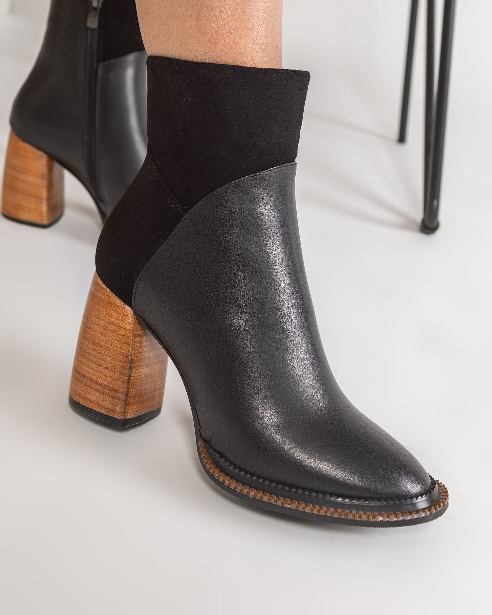 Ghete Piele Urban Chic Negre cu Toc Cub Din Lemn
