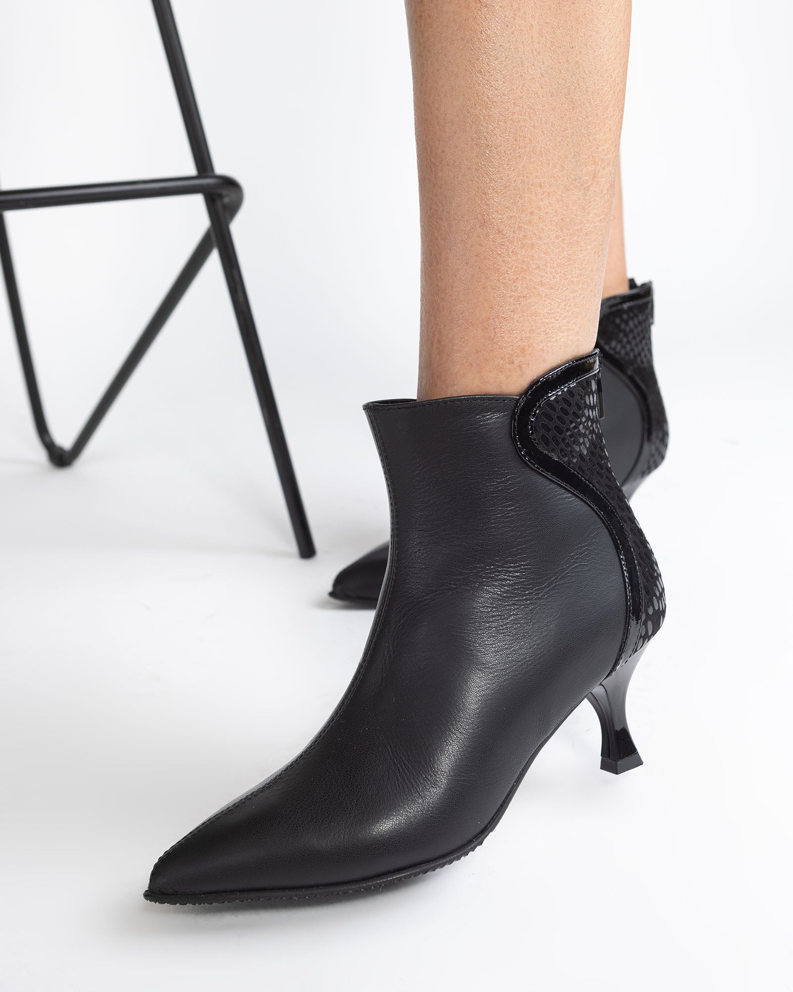 Ghete din Piele Neagra Leya