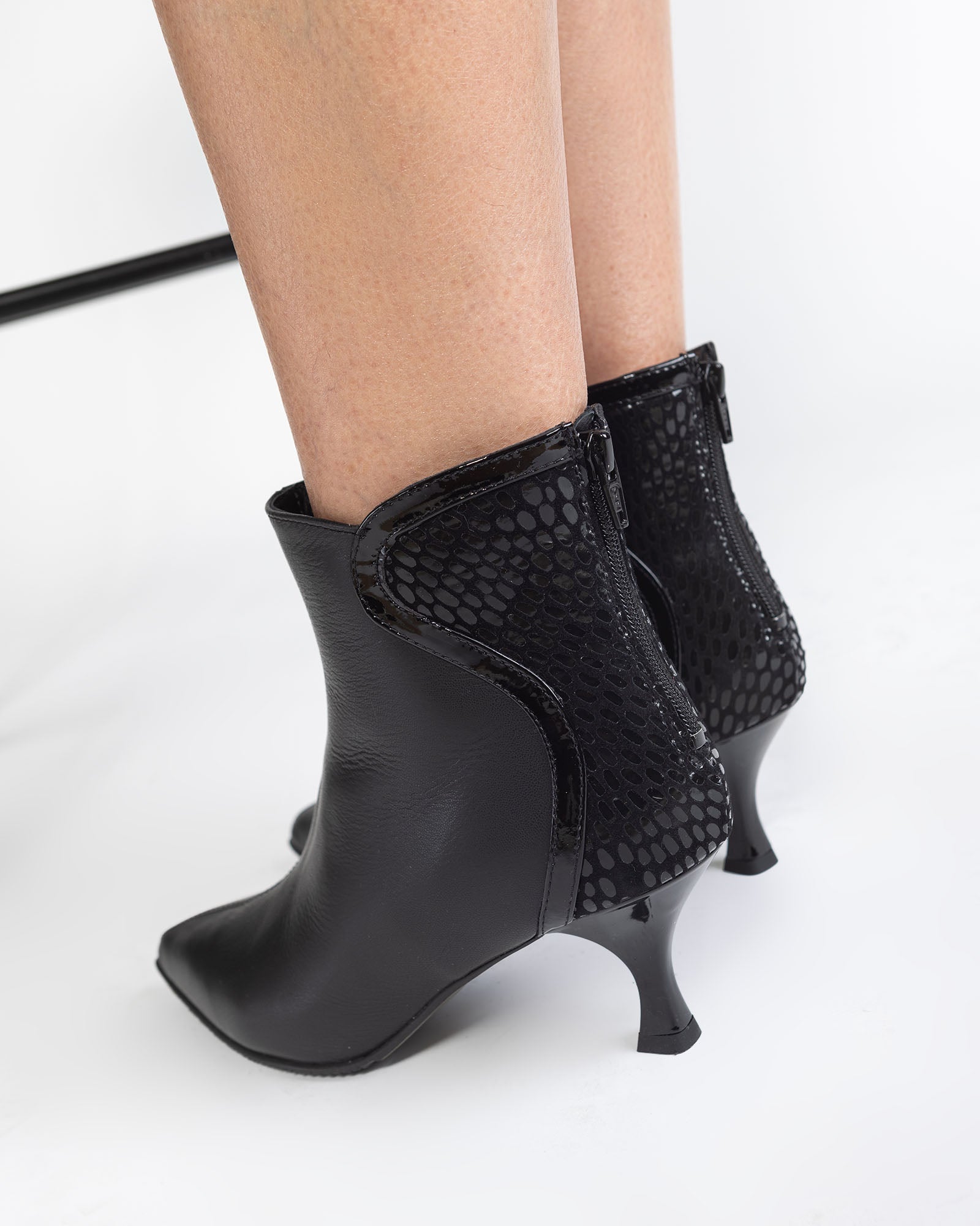 Ghete din Piele Neagra Leya