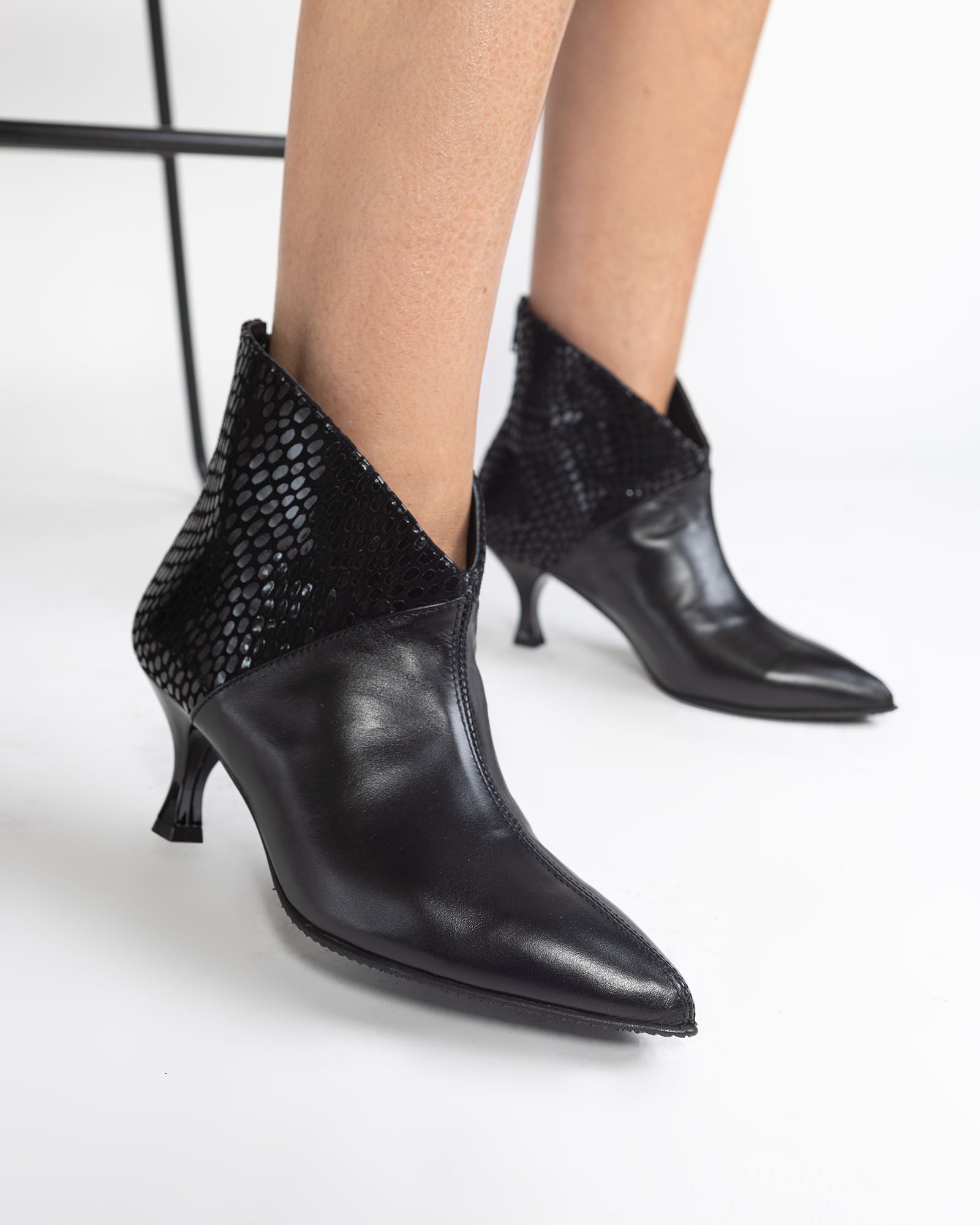 Ghete cu toc din piele soft neagra Eleganza