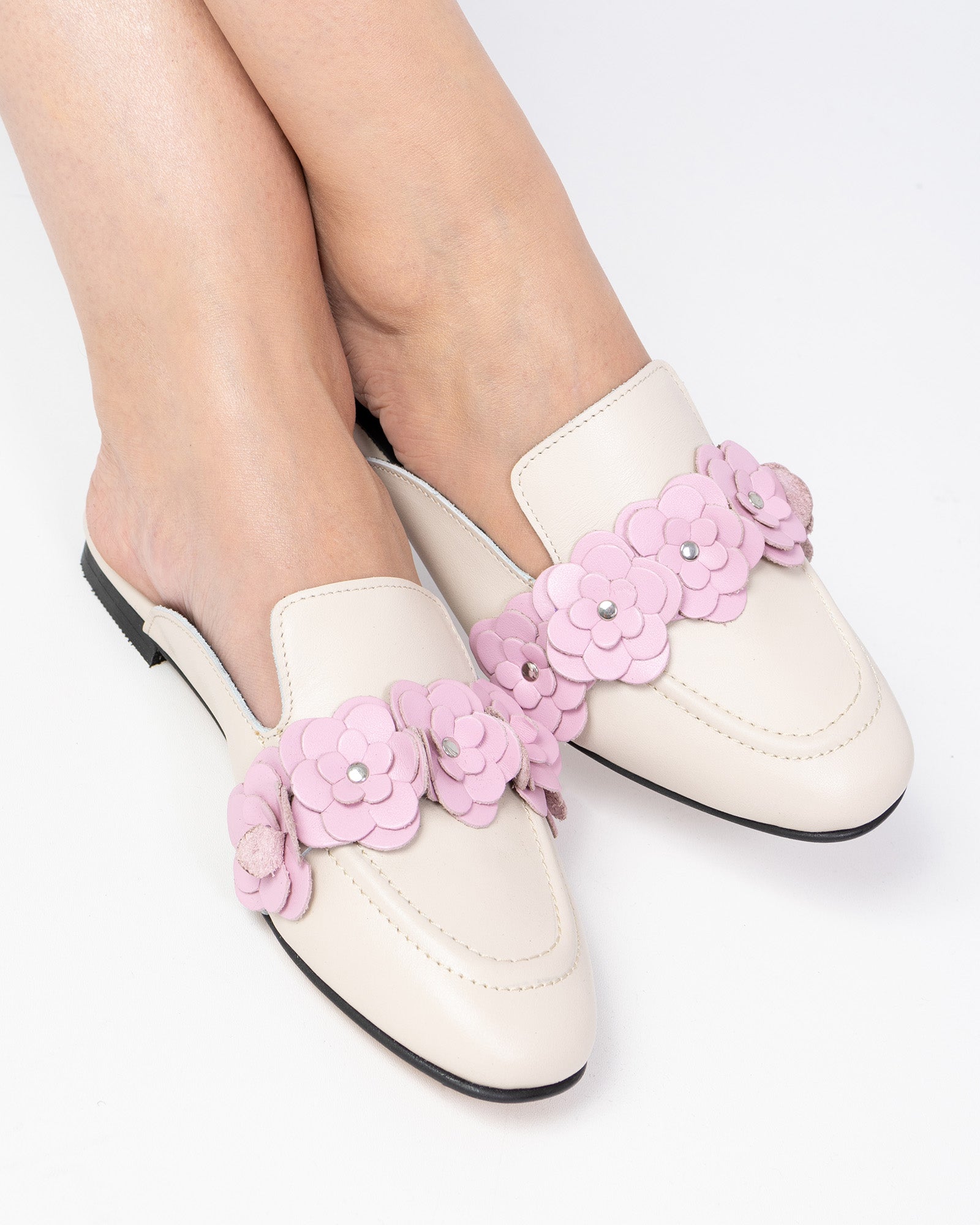 Papuci cu accesorii florale Lola bej