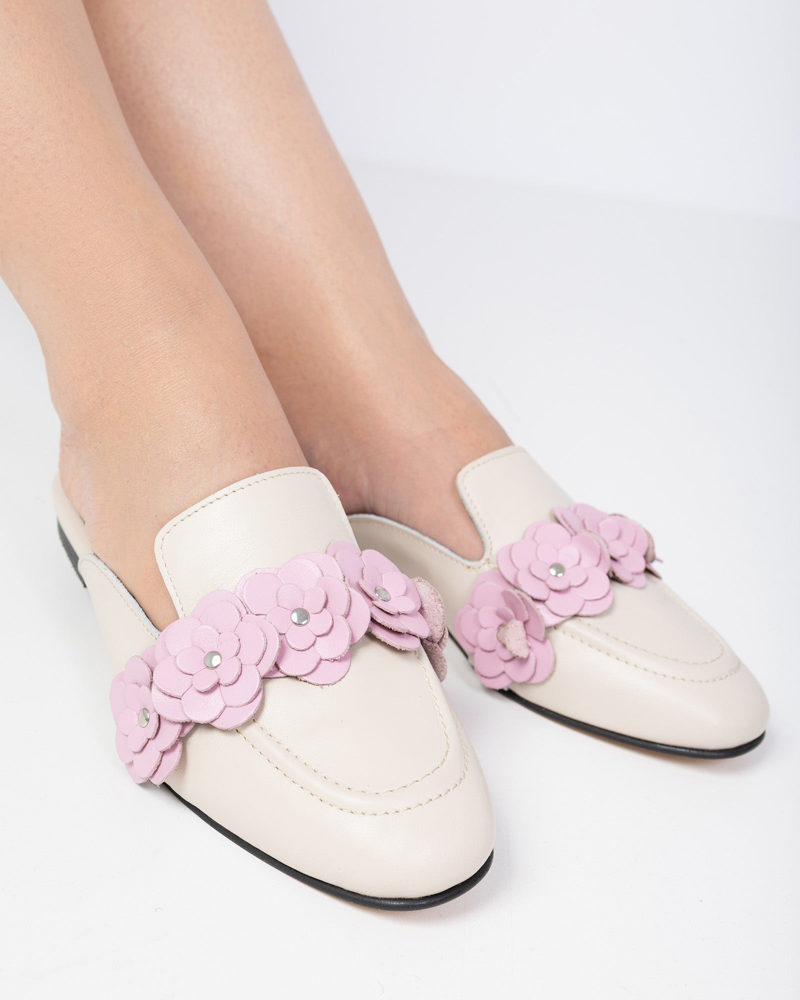 Papuci cu accesorii florale Lola bej