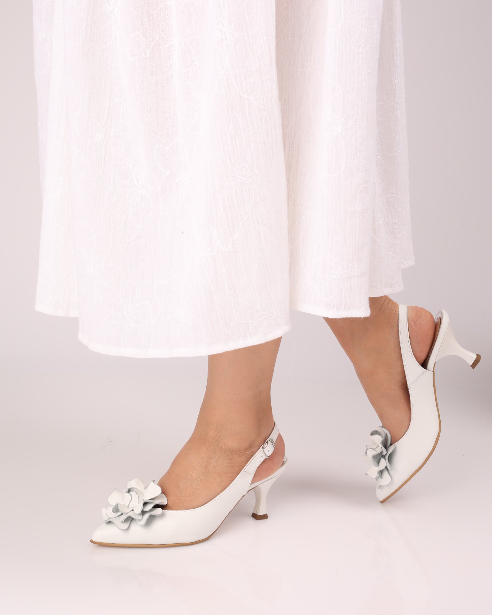 Pantofi cu accesoriu floral PF0245-8 alb