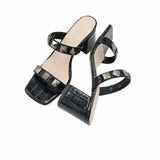 Papuci accesorizati Alma negru imprimeu