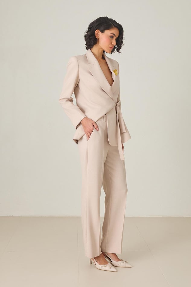 Costum Elegant Crem