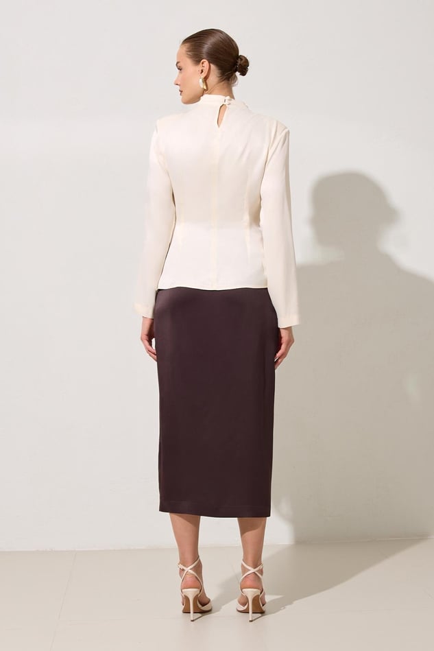 Bluza Crem Din Satin Cu Guler Inalt Si Cordon In Talie