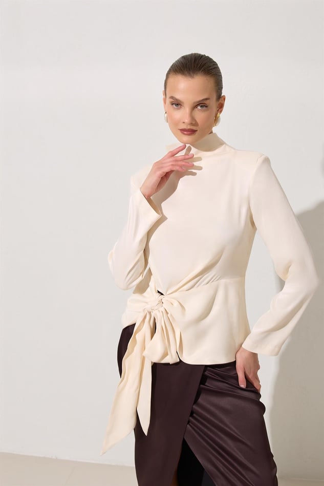 Bluza Crem Din Satin Cu Guler Inalt Si Cordon In Talie