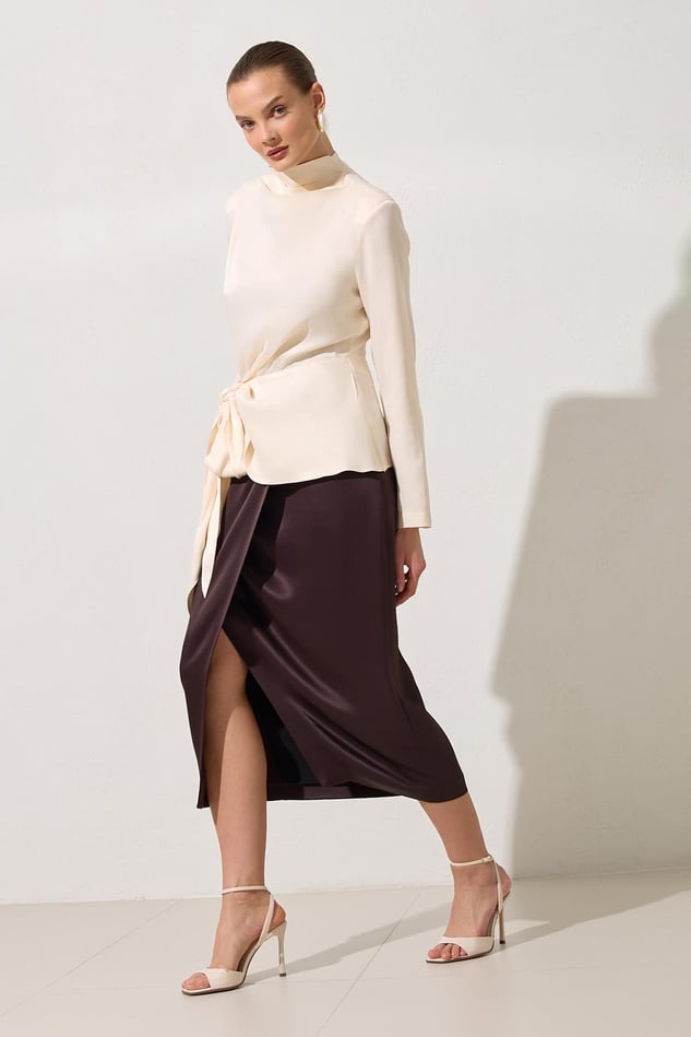 Bluza Crem Din Satin Cu Guler Inalt Si Cordon In Talie