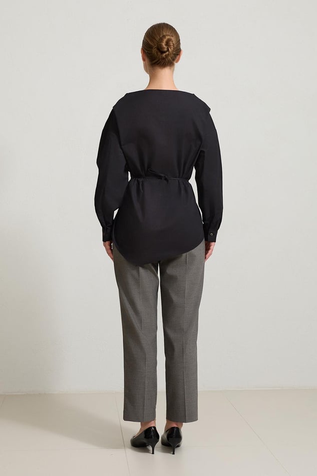 Camasa Neagra Cu Siret In Talie Si Guler Adanc
