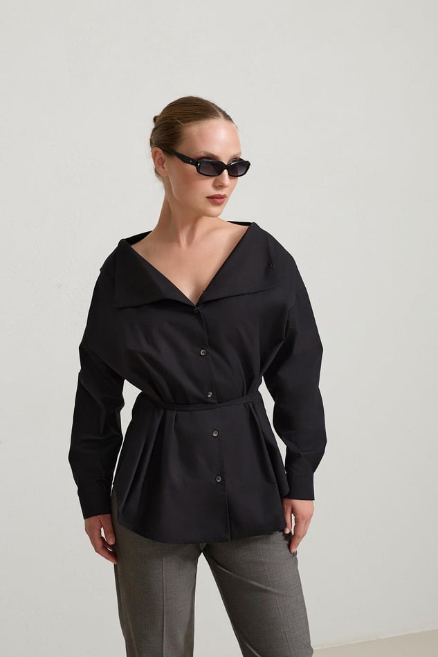 Camasa Neagra Cu Siret In Talie Si Guler Adanc