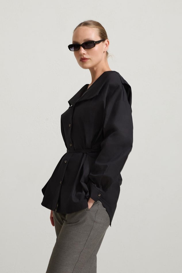 Camasa Neagra Cu Siret In Talie Si Guler Adanc