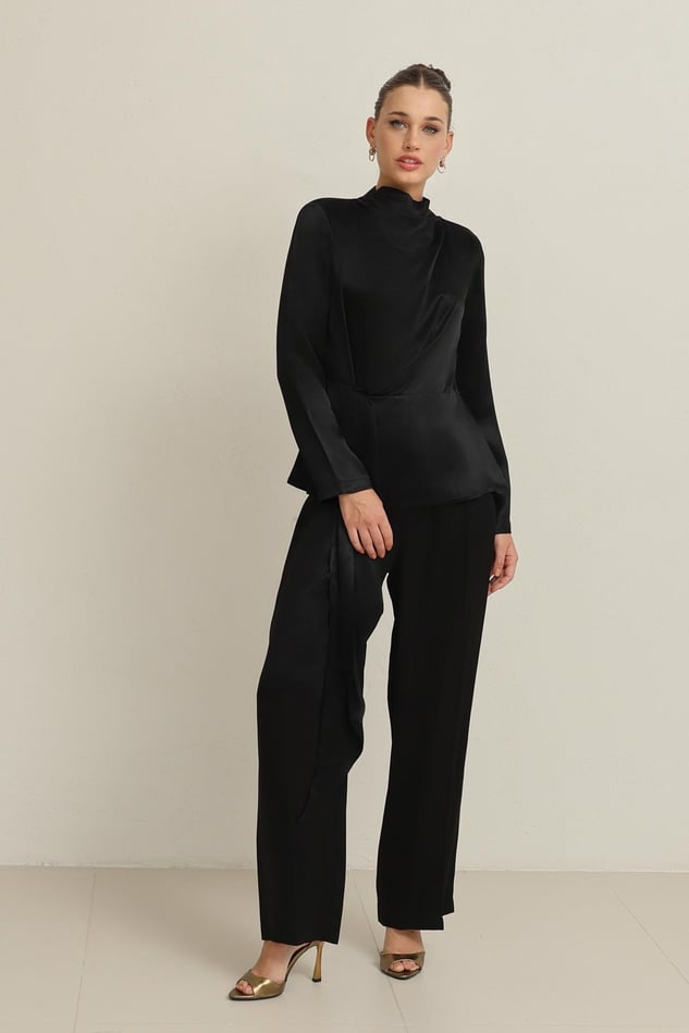 Bluza Neagra Din Satin Cu Guler Inalt Si Cordon In Talie