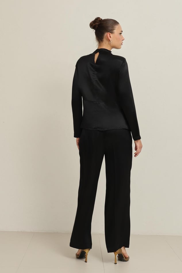 Bluza Neagra Din Satin Cu Guler Inalt Si Cordon In Talie