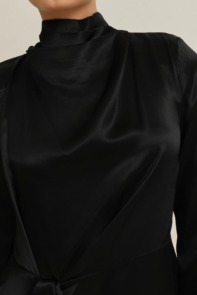 Bluza Neagra Din Satin Cu Guler Inalt Si Cordon In Talie