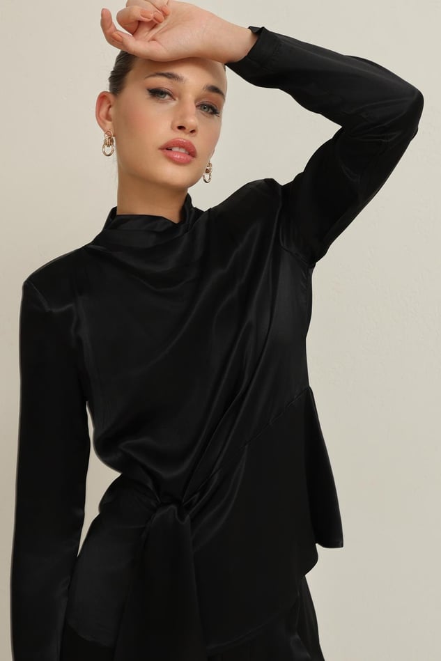 Bluza Neagra Din Satin Cu Guler Inalt Si Cordon In Talie