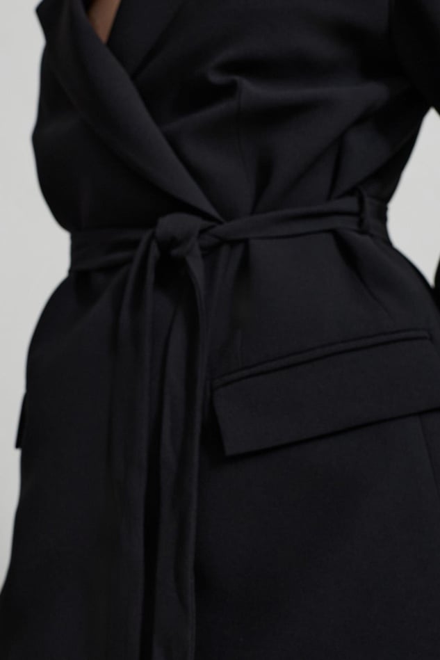 Costum Negru Cu Cordon In Talie