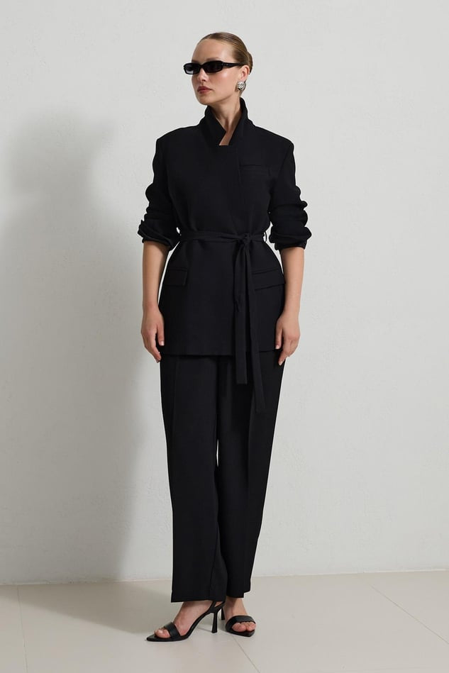Costum Negru Cu Cordon In Talie