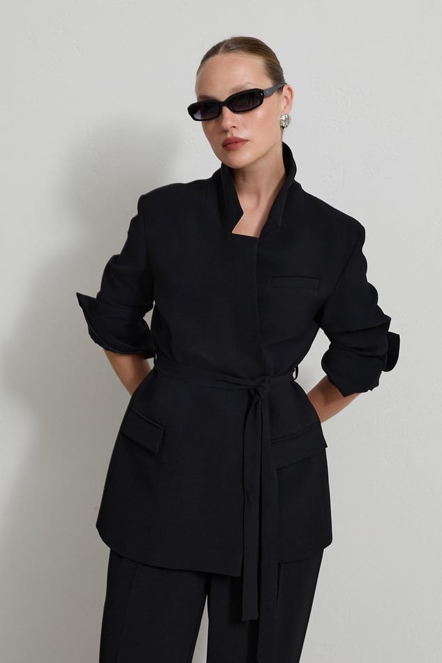 Costum Negru Cu Cordon In Talie