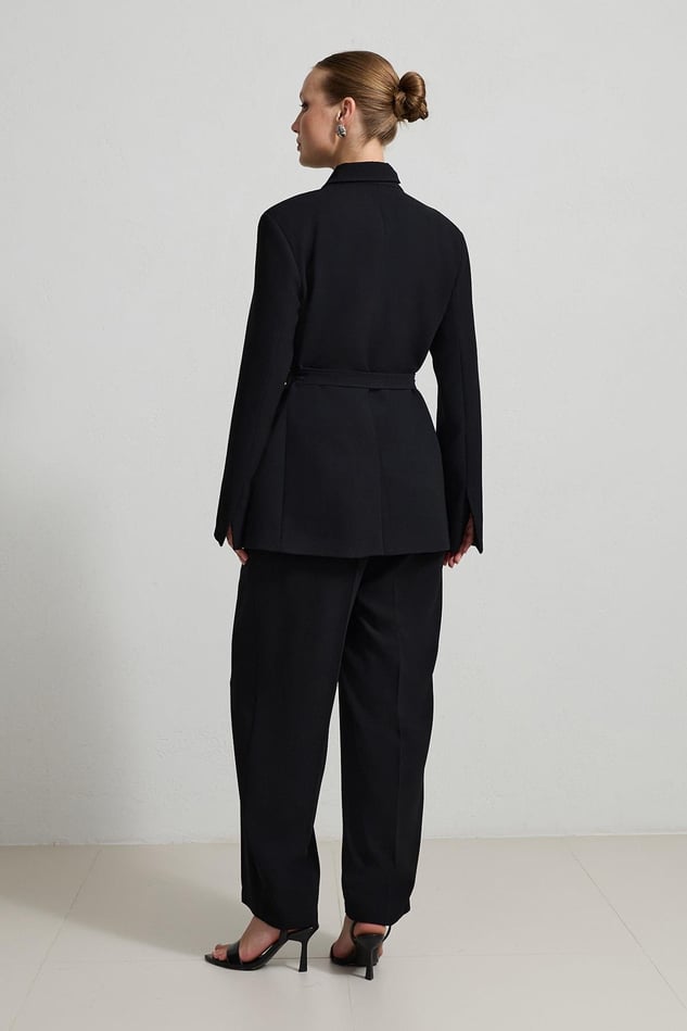 Costum Negru Cu Cordon In Talie