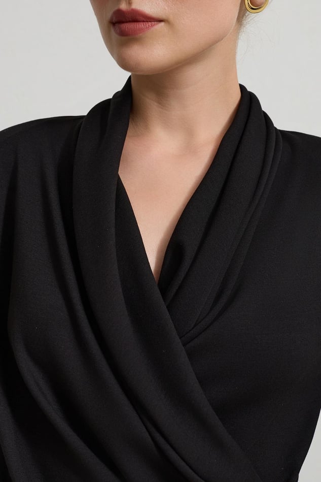 Bluza Neagra Cu Guler In V Si Aspect Incretit