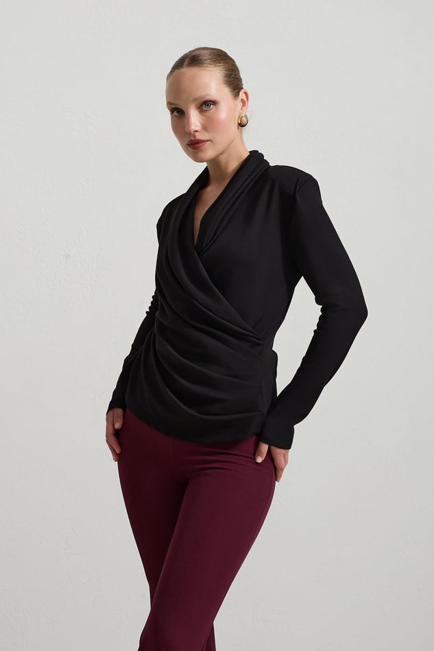 Bluza Neagra Cu Guler In V Si Aspect Incretit