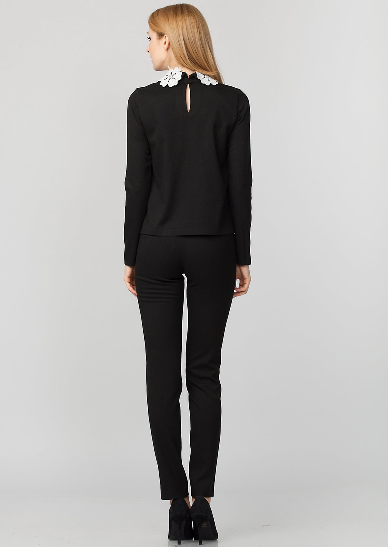 Top negru cu guler dantelat