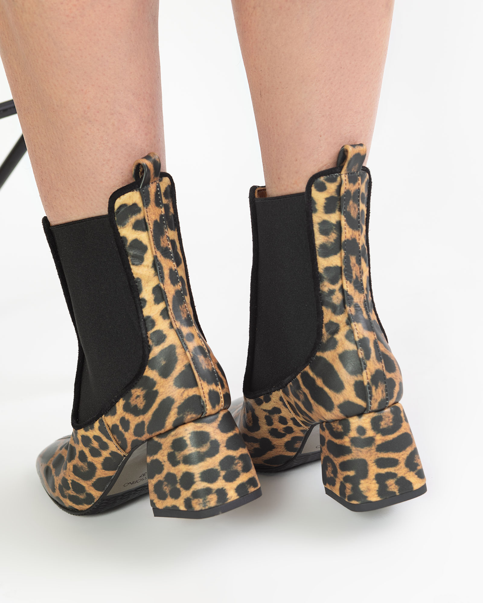 ghete-din-piele-imprimeu-leo-3