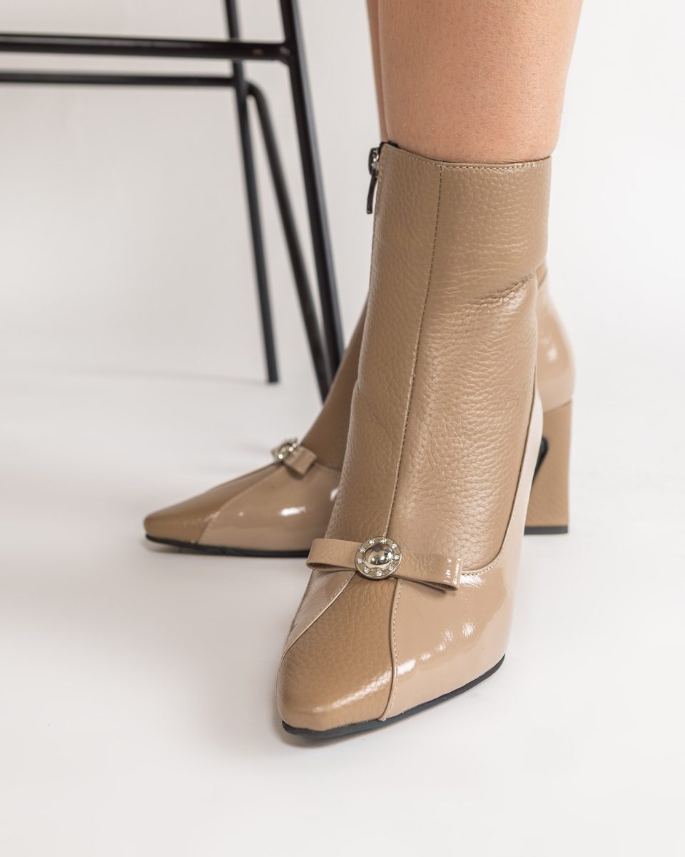 Ghete Elegante Ankle Boots din Piele Taupe cu Toc Geometric si Detaliu Bijuterie